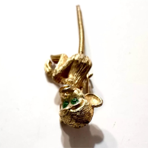 Vtg Brooch Monkey Gold Tone W/ green eyes Articulated turbogas tail 2.5” 1960’s - Picture 2 of 13